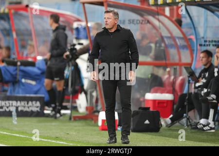 Gliwice, Pologne. 16 septembre 2023. L'entraîneur Kosta Runjaic de Legia Warszawa a été vu en action lors du match de football polonais PKO Ekstraklasa League 2023/2024 entre Piast Gliwice et Legia Warszawa au stade Muncipal de Gliwice. Score final ; Piast Gliwice 1:1 Legia Warszawa. (Photo Grzegorz Wajda/SOPA Images/Sipa USA) crédit : SIPA USA/Alamy Live News Banque D'Images