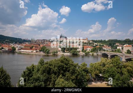 Prague, Château de Prague, Vltava, rivière, transport maritime, bateau à vapeur, bateaux de croisière, République tchèque, 4 juillet 2023. (Photo CTK/Vladimir Houdek) Banque D'Images