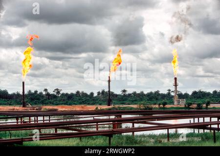 Nigeria : la pollution de l'environnement en brûlant du gaz de la production de pétrole dans le delta du Niger l'Ogoniland Banque D'Images