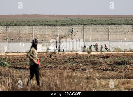 Gaza, Palestine. 13 septembre 2023. Des manifestants palestiniens affrontent les forces de sécurité israéliennes le long de la barrière séparant Gaza et Israël à l'est de la ville de Gaza, lors d'une manifestation marquant le retrait israélien de Gaza en 2005. (Photo Yousef Masoud/SOPA Images/Sipa USA) crédit : SIPA USA/Alamy Live News Banque D'Images