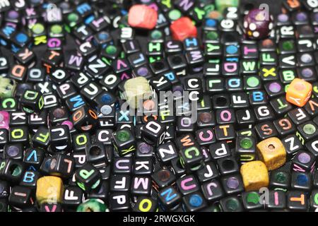 Dés de couleur noire en plastique, cubes avec des lettres de l'alphabet anglais image Banque D'Images