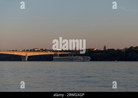 Belgrade, Serbie, 2 septembre 2023 : le bateau de croisière AMADEUS SILVER III naviguant le long du Danube en amont passe sous le pont Pupin (Pupinov Most) Banque D'Images