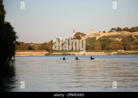 Belgrade, Serbie, 6 septembre 2023 : kayakistes sur le Danube en passant par le parc Kalemegdan et la citadelle Banque D'Images