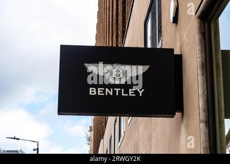 Londres, Royaume-Uni - 27 août 2023 : enseigne Bentley et logo sur le showroom à Londres. Bentley Motors Limited est concepteur, fabricant et distributeur britannique de lu Banque D'Images