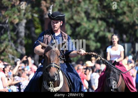 Badacsony, lac Balaton, Hongrie - 10 septembre 2023 - défilé de la fête des vendanges, cavalier traditionnel hongrois Csikós avec fouet Banque D'Images