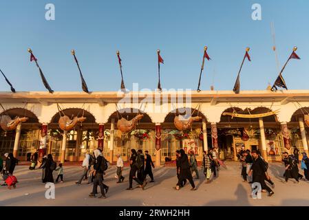 Pèlerins musulmans chiites marchant de Najaf vers la ville sanctuaire de Karbala. Arbaeen est un pèlerinage annuel observé par les musulmans chiites. Les pèlerins marchent pendant environ 20 jours des villes d’Irak et d’Iran à la ville sainte de Karbala, où ils commémorent la mort de l’Imam Hussein, le petit-fils du Prophète Muhammad. Imam Hussein a été tué au combat en 680 AD dans un conflit contre le calife Yazid. Le 40e jour de deuil pour Hussein, les pèlerins arrivent à Karbala pour rendre hommage à son sanctuaire, et des millions de personnes se rassemblent pour ce dernier jour d’Arbaeen. Le long de la route, les bénévoles fournissent de la nourriture, de l'eau et de l'écorce Banque D'Images