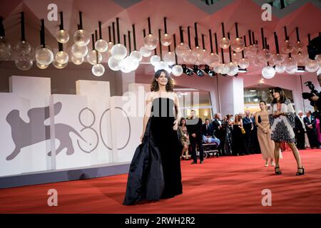 VENISE, ITALIE - SEPTEMBRE 04 : Valérie Lemercier assiste à un tapis rouge pour le film "coup de chance" au 80e Festival International du film de Venise Banque D'Images