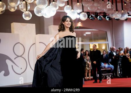 VENISE, ITALIE - SEPTEMBRE 04 : Valérie Lemercier assiste à un tapis rouge pour le film "coup de chance" au 80e Festival International du film de Venise Banque D'Images