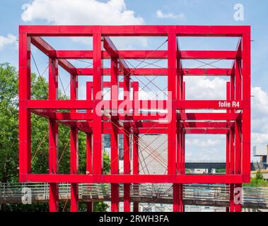 Paris, France - 06 22 2023 : une des 'Folies' du Parc de la Villette à Paris, structures architecturales destinées à rendre le parc plus ludique Banque D'Images