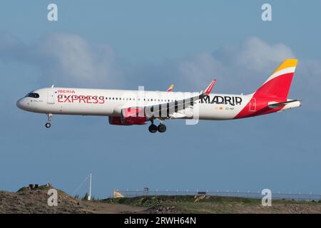 Airbus A321 de la aerolínea Iberia aterrizando con emblema Madrid Banque D'Images