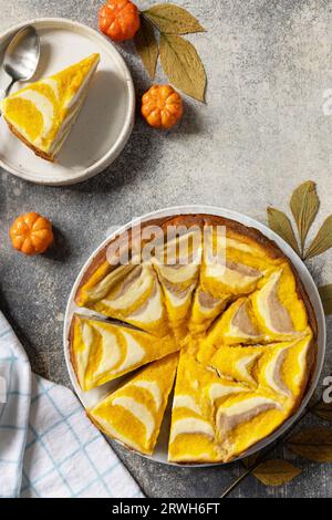 Dessert d'automne sain pour le petit déjeuner. Cocotte au fromage cottage à la citrouille « Zebra », cocotte rayée avec fromage, chocolat et citrouille sur le dos de pierre Banque D'Images