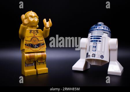 C3PO et R2D2 traînent Banque D'Images