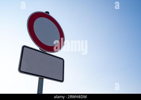 Interdiction signe rond et carré avec espace pour le texte dans le ciel bleu Banque D'Images