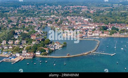 Vue à angle élevé sur le front de mer et la ville d'Emsworth. Journée de fin d'été avec des gens marchant sur la promenade de l'étang du moulin. Banque D'Images