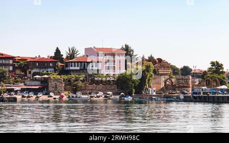 Nessebar, Bulgarie - 21 juillet 2014 : paysage côtier de la ville de villégiature avec petits bateaux de pêche et vieilles maisons sur la côte de la mer Banque D'Images