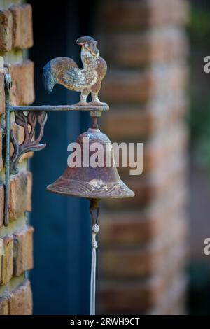 petite cloche en fer suspendue dans la maison Banque D'Images