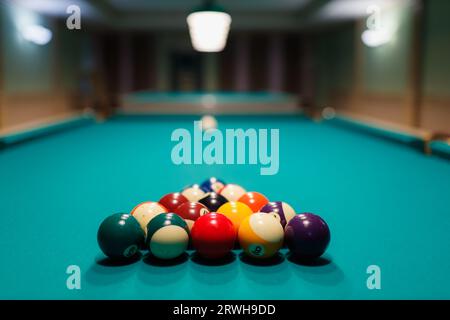 Accessoires de billard boules et pyramide sur une table de billard Banque D'Images