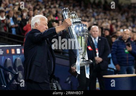 Mike Summerbee avec le trophée de la Ligue des Champions lors du match de l'UEFA Champions League Group G entre Manchester City et le FK Crvena Zvezda à l'Etihad Stadium, Manchester, le mardi 19 septembre 2023. (Photo : Mike Morese | MI News) crédit : MI News & Sport / Alamy Live News Banque D'Images