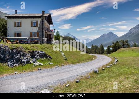 Refuge de montagne surplombant le lac Cancano à environ 1900 mètres d'altitude dans le parc national du Stelvio, Valtellina Bormio, Sondrio, Lombardie, Banque D'Images