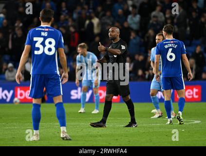 L'arbitre Sam Allison (au centre) fait un geste du pouce levé lors du match du championnat Sky Bet au Cardiff City Stadium, au pays de Galles. Date de la photo : mardi 19 septembre 2023. Banque D'Images