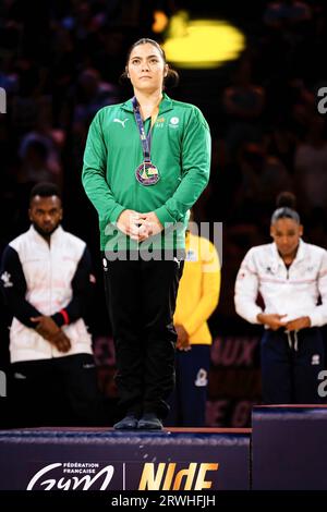 La gymnaste australienne Georgia Godwin a reçu la médaille d'argent lors des finales des matchs internationaux de gymnastique artistique à Accor Arena. Cette année, l'édition des nouveaux internationaux de France célèbre les 150 ans d'existence de la Fédération française de gymnastique. L'événement s'est déroulé à l'Accor Arena, à Paris, et a réuni des athlètes du monde entier dans différentes catégories de gymnastique artistique. Lors de la finale, le pays hôte a récolté un total de 7 médailles, ce qui en fait le pays ayant le plus de réalisations dans l'événement. Banque D'Images