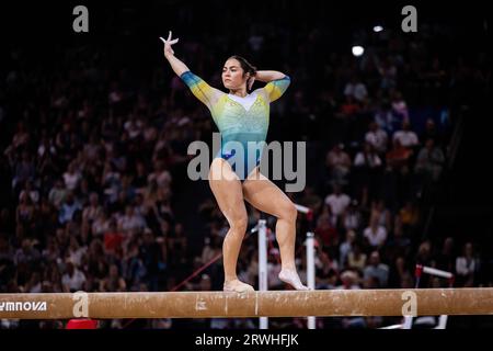 La gymnaste australienne Georgia Godwin a participé aux finales des matchs internationaux de gymnastique artistique à l'Accor Arena. Cette année, l'édition des nouveaux internationaux de France célèbre les 150 ans d'existence de la Fédération française de gymnastique. L'événement s'est déroulé à l'Accor Arena, à Paris, et a réuni des athlètes du monde entier dans différentes catégories de gymnastique artistique. Lors de la finale, le pays hôte a récolté un total de 7 médailles, ce qui en fait le pays ayant le plus de réalisations dans l'événement. Banque D'Images