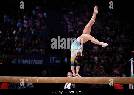 La gymnaste australienne Georgia Godwin a participé aux finales des matchs internationaux de gymnastique artistique à l'Accor Arena. Cette année, l'édition des nouveaux internationaux de France célèbre les 150 ans d'existence de la Fédération française de gymnastique. L'événement s'est déroulé à l'Accor Arena, à Paris, et a réuni des athlètes du monde entier dans différentes catégories de gymnastique artistique. Lors de la finale, le pays hôte a récolté un total de 7 médailles, ce qui en fait le pays ayant le plus de réalisations dans l'événement. Banque D'Images