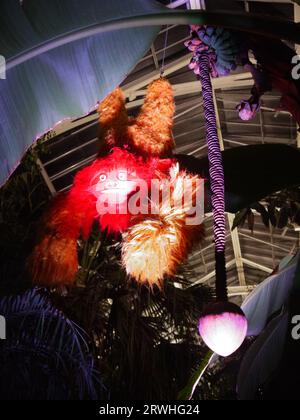 Kew Gardens, Richmond, Royaume-Uni - 14 octobre 2022 : une fantastique Jungle Sloth de Fernando Laposse pend de la canopée de la Maison tempérée. Banque D'Images
