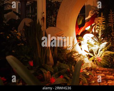 Kew Gardens, Richmond, Royaume-Uni - 14 octobre 2022 : les piliers surréalistes du Mexique de Jon Wheatley exposés dans la Maison tempérée. Banque D'Images