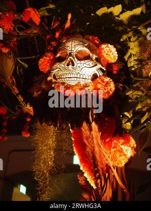 Kew Gardens, Richmond, Royaume-Uni - 14 octobre 2022 : Calaveras (crânes) dans la Maison tempérée dans le cadre de l'exposition Hanal Pixan, Mexique après les heures d'ouverture. Banque D'Images