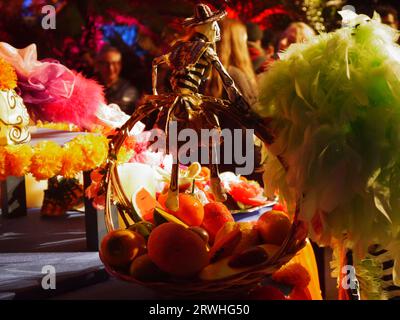 Kew Gardens, Richmond, Royaume-Uni - 14 octobre 2022 : Offres d'autel dans la Maison tempérée, Mexique au festival Kew Día de los Muertos / Hanal Pixan. Banque D'Images