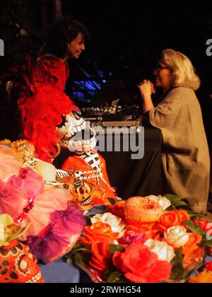 Kew Gardens, Richmond, Royaume-Uni - 14 octobre 2022 : DJ Drastic Shuffle joue de la musique inspirée du Mexique dans la Temperate House, Mexique après les heures d'ouverture. Banque D'Images