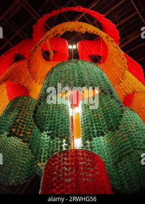 Kew Gardens, Richmond, Royaume-Uni - 14 octobre 2022 : Flower of Light & Song de Betsabeé Romero, une installation inspirée de Quincunce dans la Temperate House. Banque D'Images