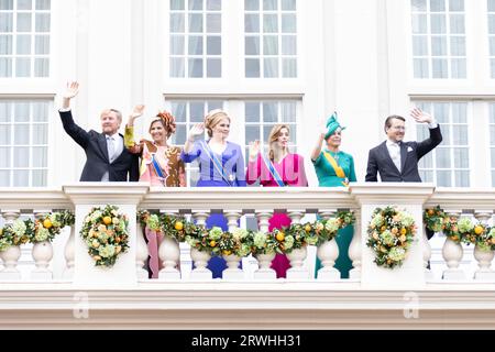 La Haye, pays-Bas. 19 septembre 2023. Le roi des pays-Bas Willem-Alexander, la reine Maxima, la princesse Amalia, la princesse Alexia, la princesse Laurentien et le prince Constantijn (de gauche à droite) font signe aux gens sur le balcon du palais Noodeinde à la Haye, aux pays-Bas, le 19 septembre 2023. Le troisième mardi de septembre est la fête du Prince aux pays-Bas. Il marque l'ouverture de la saison parlementaire néerlandaise et, ce jour-là, le monarque régnant expose les plans du gouvernement pour l'année à venir. Crédit : Sylvia Lederer/Xinhua/Alamy Live News Banque D'Images