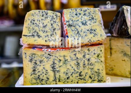 Différents fromages asturiens à base de vache, de chèvre et de mouton melk exposés dans la fromagerie fermiers, Asturies, Espagne du Nord, en gros plan Banque D'Images