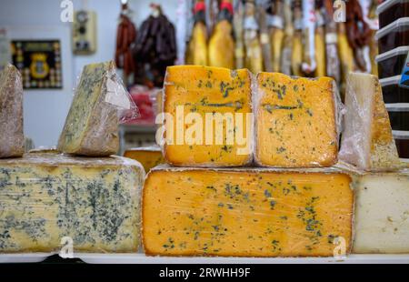 Différents fromages asturiens à base de vache, de chèvre et de mouton melk exposés dans la fromagerie fermiers, Asturies, Espagne du Nord, en gros plan Banque D'Images