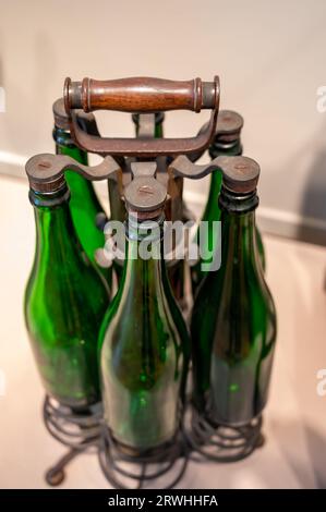 Ancien équipement pour la fabrication traditionnelle de champagne mousseux à partir de raisins de Chardonnay et pinor noir à Epernay, Champagne, France Banque D'Images