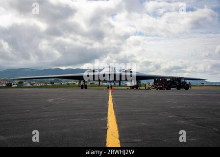 Lajes, Portugal. 12 septembre 2023. Un bombardier Stealth B-2 Spirit de l'US Air Force avec la 509th Bomb Wing, effectue un ravitaillement en carburant à Lakes Field, le 12 septembre 2023 à Lajes, Açores, Portugal. Crédit : Cristina Oliveira/États-Unis Air Force photo/Alamy Live News Banque D'Images