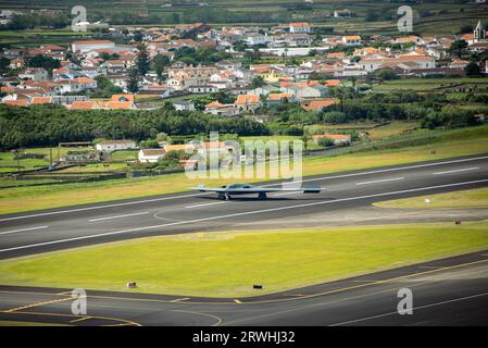 Lajes, Portugal. 12 septembre 2023. Un bombardier Stealth B-2 Spirit de l'US Air Force avec la 509th Bomb Wing, taxis pour le décollage après avoir effectué un ravitaillement en carburant à Lakes Field, le 12 septembre 2023 à Lajes, Açores, Portugal. Crédit : Cristina Oliveira/États-Unis Air Force photo/Alamy Live News Banque D'Images