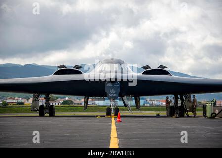 Lajes, Portugal. 12 septembre 2023. Un bombardier Stealth B-2 Spirit de l'US Air Force avec la 509th Bomb Wing, effectue un ravitaillement en carburant à Lakes Field, le 12 septembre 2023 à Lajes, Açores, Portugal. Crédit : Cristina Oliveira/États-Unis Air Force photo/Alamy Live News Banque D'Images