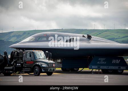 Lajes, Portugal. 12 septembre 2023. Un bombardier Stealth B-2 Spirit de l'US Air Force avec la 509th Bomb Wing, effectue un ravitaillement en carburant à Lakes Field, le 12 septembre 2023 à Lajes, Açores, Portugal. Crédit : Cristina Oliveira/États-Unis Air Force photo/Alamy Live News Banque D'Images