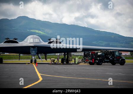 Lajes, Portugal. 12 septembre 2023. Un bombardier Stealth B-2 Spirit de l'US Air Force avec la 509th Bomb Wing, effectue un ravitaillement en carburant à Lakes Field, le 12 septembre 2023 à Lajes, Açores, Portugal. Crédit : Cristina Oliveira/États-Unis Air Force photo/Alamy Live News Banque D'Images