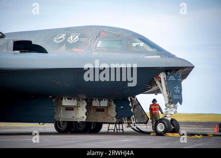 Lajes, Portugal. 12 septembre 2023. Un bombardier Stealth B-2 Spirit de l'US Air Force avec la 509th Bomb Wing, effectue un ravitaillement en carburant à Lakes Field, le 12 septembre 2023 à Lajes, Açores, Portugal. Crédit : Cristina Oliveira/États-Unis Air Force photo/Alamy Live News Banque D'Images