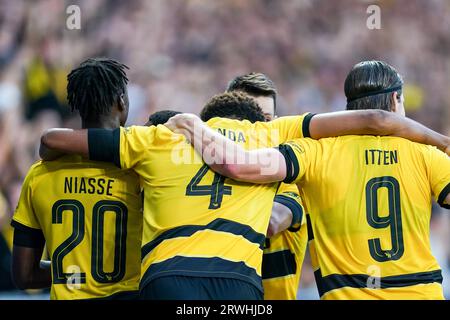 Berne, Suisse. 19 septembre 2023. #15 Meschack Elia (Young Boys) célèbre avec ses coéquipiers après avoir marqué le premier but de son équipe lors de la finale de l'UEFA Champions League entre Young Boys et RB Leipzig au stade Wankdorf de Berne, en Suisse. (Daniela Porcelli/SPP) crédit : SPP Sport Press photo. /Alamy Live News Banque D'Images