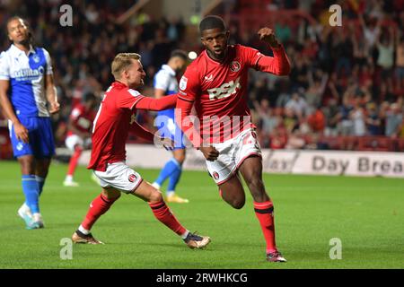 Londres, Angleterre. 15 août 2023. Daniel Kanu de Charlton Athletic célèbre avoir marqué le premier but de son équipe contre Bristol Rovers à The Valley Banque D'Images