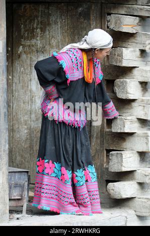 Femme Kalasha dans le nord du Pakistan Banque D'Images