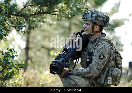 Adazi, Pologne. 16 septembre 2023. Un soldat de l'armée américaine avec le 'Currahee Rouge', l'équipe de combat de la 101e division aéroportée s'entraîne avec un fusil sans recul M3 Carl Gustaf de 84 mm lors d'un exercice de force sur force avec les forces armées lettones et polonaises au Camp Adazi, le 16 septembre 2023 à Adazi, Lettonie. Crédit : SSgt. Oscar Gollaz/US Army/Alamy Live News Banque D'Images