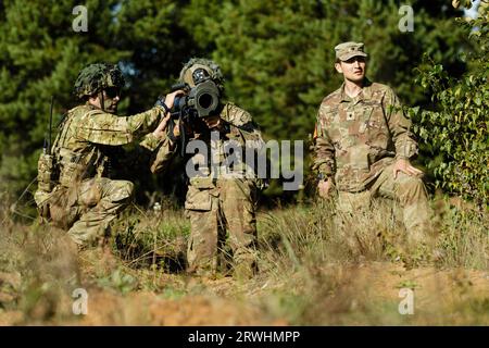 Adazi, Pologne. 16 septembre 2023. Soldats de l'armée américaine avec le 'Currahee Rouge', l'équipe de combat de la 101e Division aéroportée train avec un fusil sans recul M3 Carl Gustaf de 84 mm lors d'un exercice de force sur force avec les forces armées lettones et polonaises au Camp Adazi, le 16 septembre 2023 à Adazi, Lettonie. Crédit : SSgt. Oscar Gollaz/US Army/Alamy Live News Banque D'Images