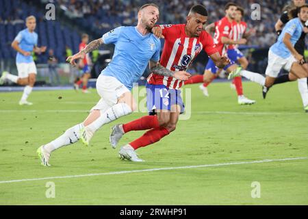 Rome, Latium, Italie. 19 septembre 2023. 19/09/2023 Rome Stade Olympique match de football valable pour la Ligue des Champions 2023/24 entre SS Lazio vs Atletico Madrid.dans l'image : Mattia Zaccagni du SS Lazio Samuel Lino (image de crédit : © Fabio Sasso/ZUMA Press Wire) USAGE ÉDITORIAL SEULEMENT! Non destiné à UN USAGE commercial ! Banque D'Images