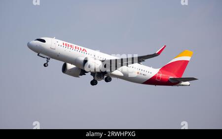 L'avion de ligne Airbus A320-251N EC-MXY entame son décollage Banque D'Images